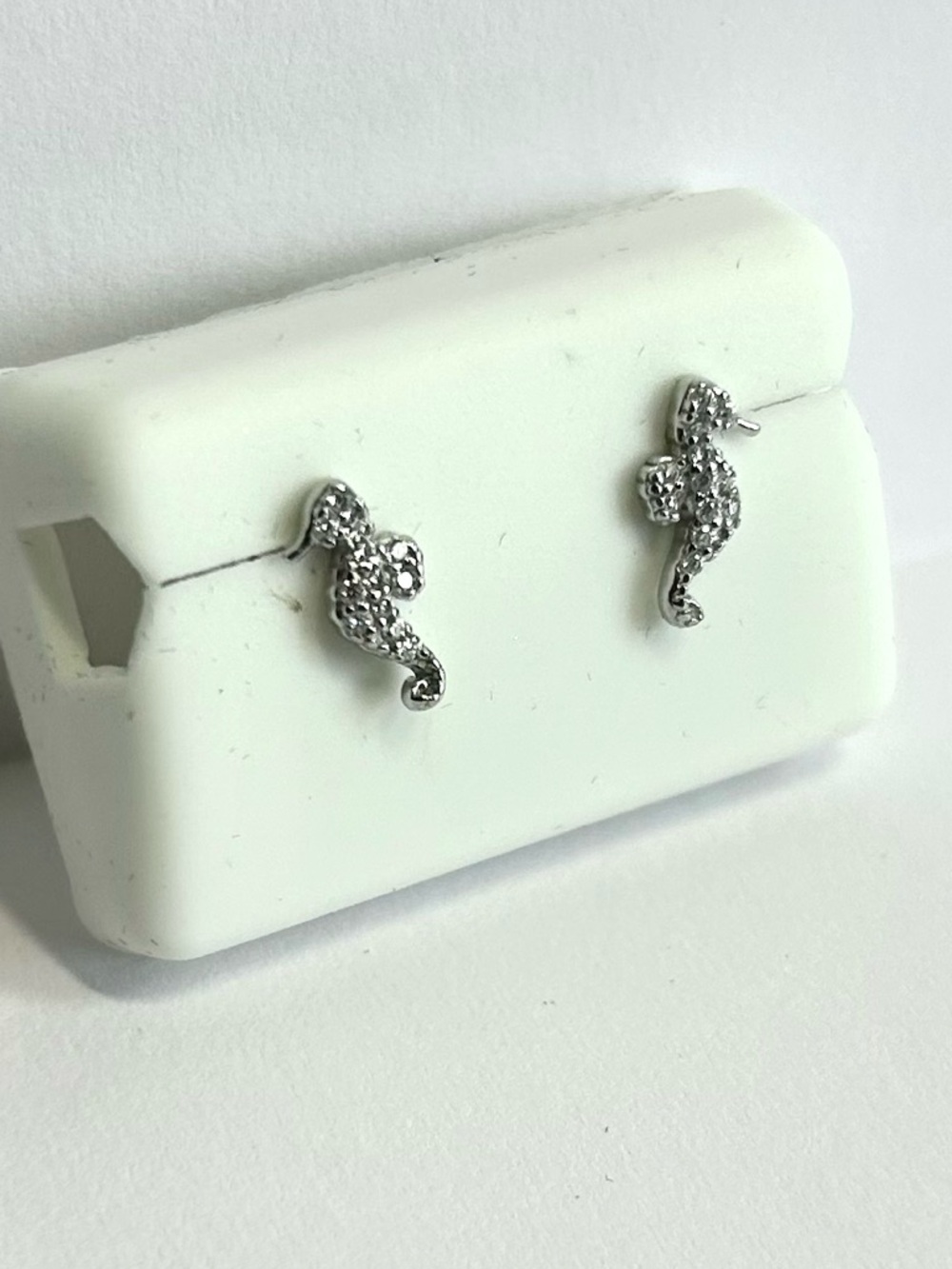 NWT Dainty 925 Sterling Silver Seahorse Moissanite Stud Earrings - Women Jewelry